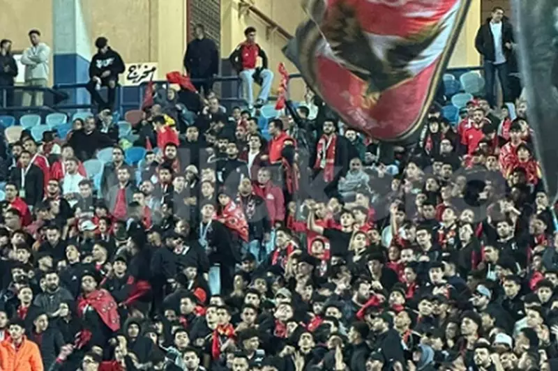 بالملابس السوداء وشعار الشهداء.. ظهور مميز لجماهير الأهلي أمام البنك الأهلي 